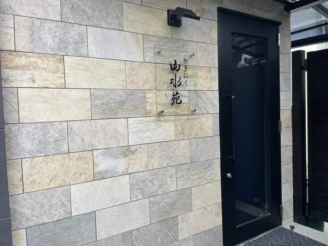 路地の先にお店が